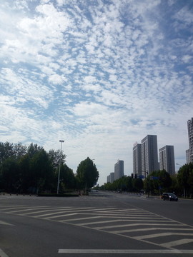 城市上空的蓝天