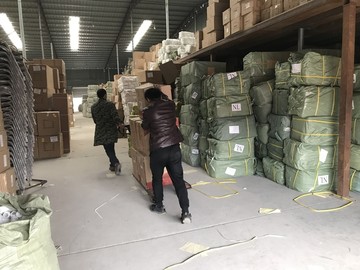 装柜装货拖货仓库工人