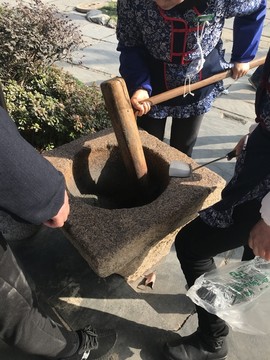 传统老手艺冲芝麻粉