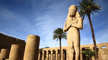 埃及卢克索神庙法老像