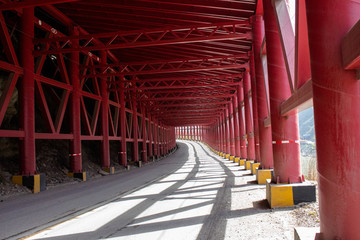 红色隧道