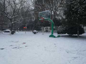 雪中的篮球场 篮球场 雪景