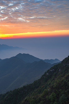 大山日出 远山日出