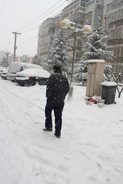 暴雪中的行人