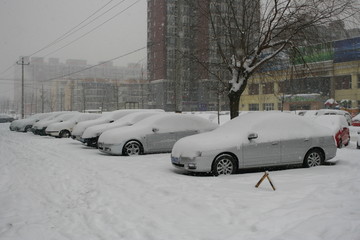 大雪天里的汽车