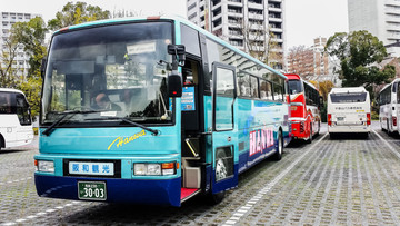 日本街头大巴车