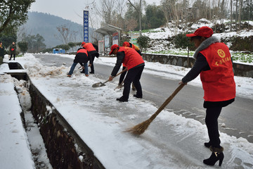 志愿者扫雪