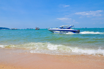 海水冲上沙滩 海水浪花