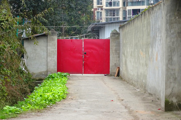 小杂院 红漆铁门