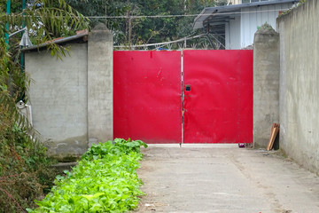 小杂院 红漆铁门