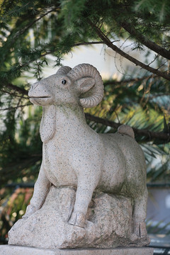 十二生肖羊石雕像