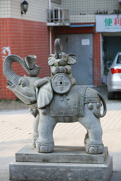 大象和小象景观石雕像