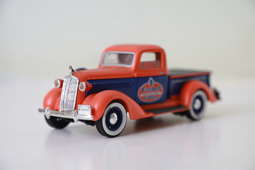 红色玩具卡车模型