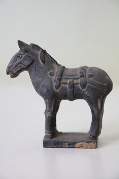 古代战马陶艺雕像