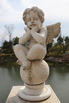 长翅膀的天使男孩打瞌睡石雕