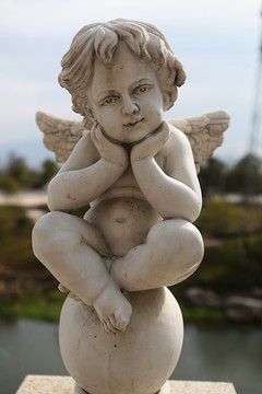 长翅膀的天使男孩沉思石雕