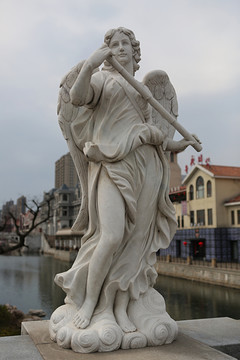 欧洲天使执竹子石雕像