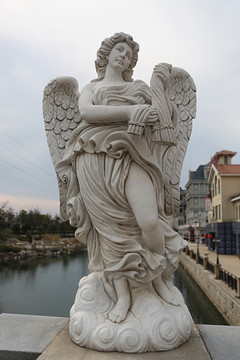 欧洲长翅膀天使石雕像