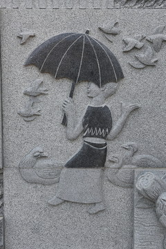 壁刻打伞的女人雕刻