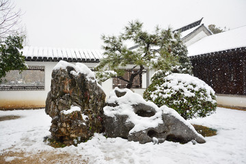 古宅庭院雪景