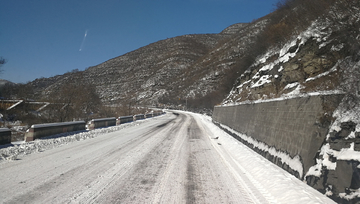 雪中的国道 国道 公路 城市