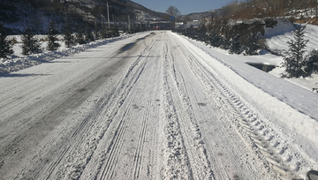 雪中的国道 城市公路 国道