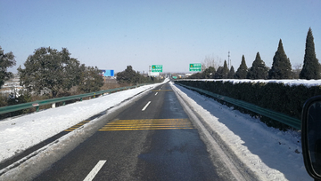 雪中的高速公路 高速公路