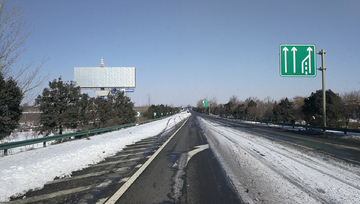 雪中的高速公路 高速公路