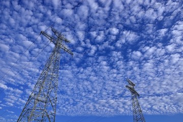 蓝天白云和电线井