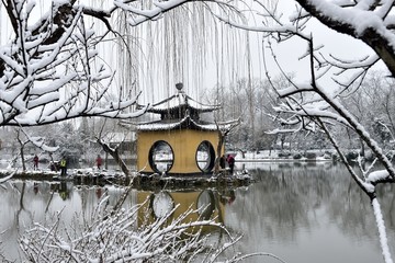 瘦西湖钓鱼台的雪景