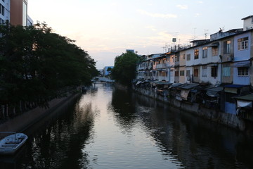 曼谷考考山山区沿河居居民楼