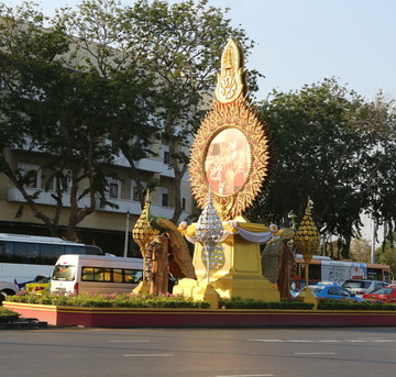 曼谷街街头的凤凰方碑