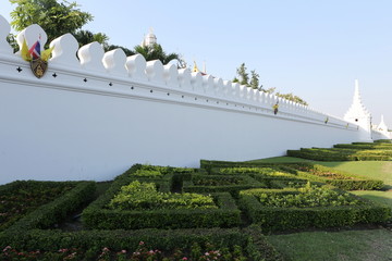 大皇宫白色的围墙和绿化化