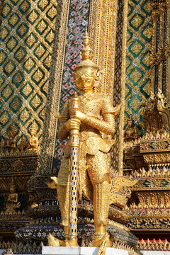 泰国门神金色雕像