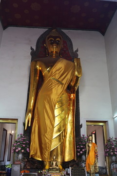 卧佛佛寺站佛雕像