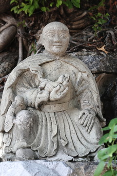 泰国国石刻手持幼虎人像雕刻
