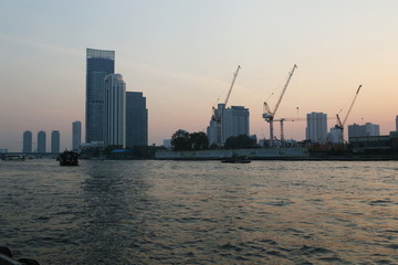 曼谷湄南河边的塔吊建设