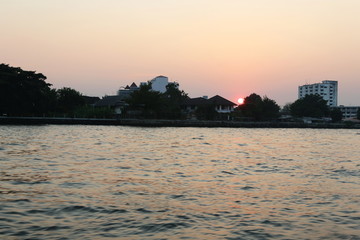 曼谷湄南河看日落