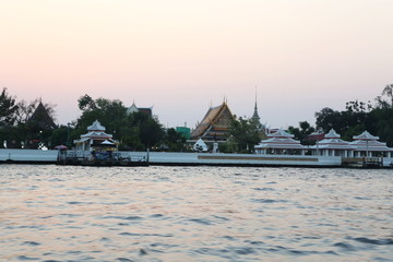 湄南河岸的寺庙