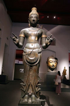 泰国铜雕裙装站佛