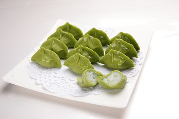 绿色蔬菜墨鱼饺