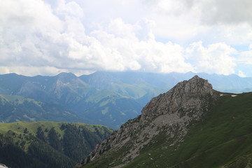 山峰云雾