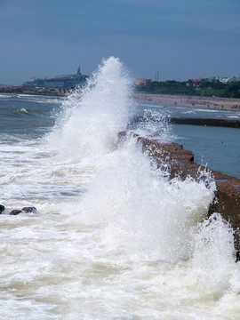 青岛海滨的海浪