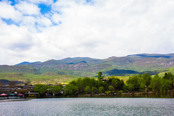 丽江观音峡蓝天白云风景