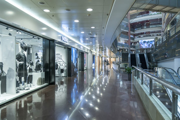 大型商场走廊