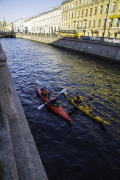 涅瓦河里的皮划艇