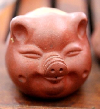 微笑的小陶瓷猪