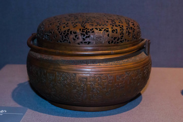 花纹铜壶