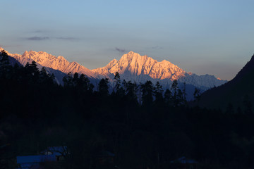 西藏波密日出金山