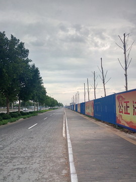 蓝天下的道路